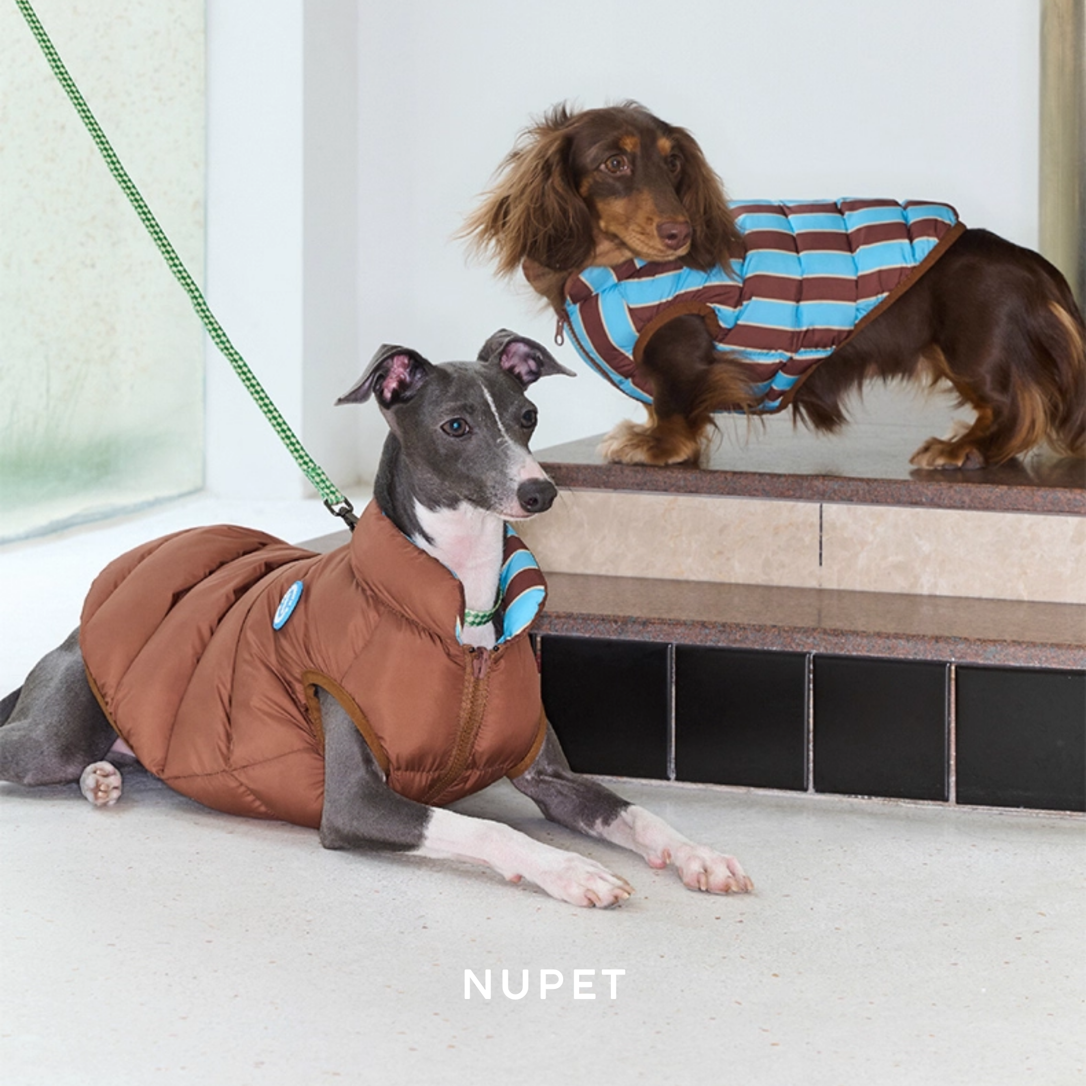 リバーシブルライトダウンジャケット