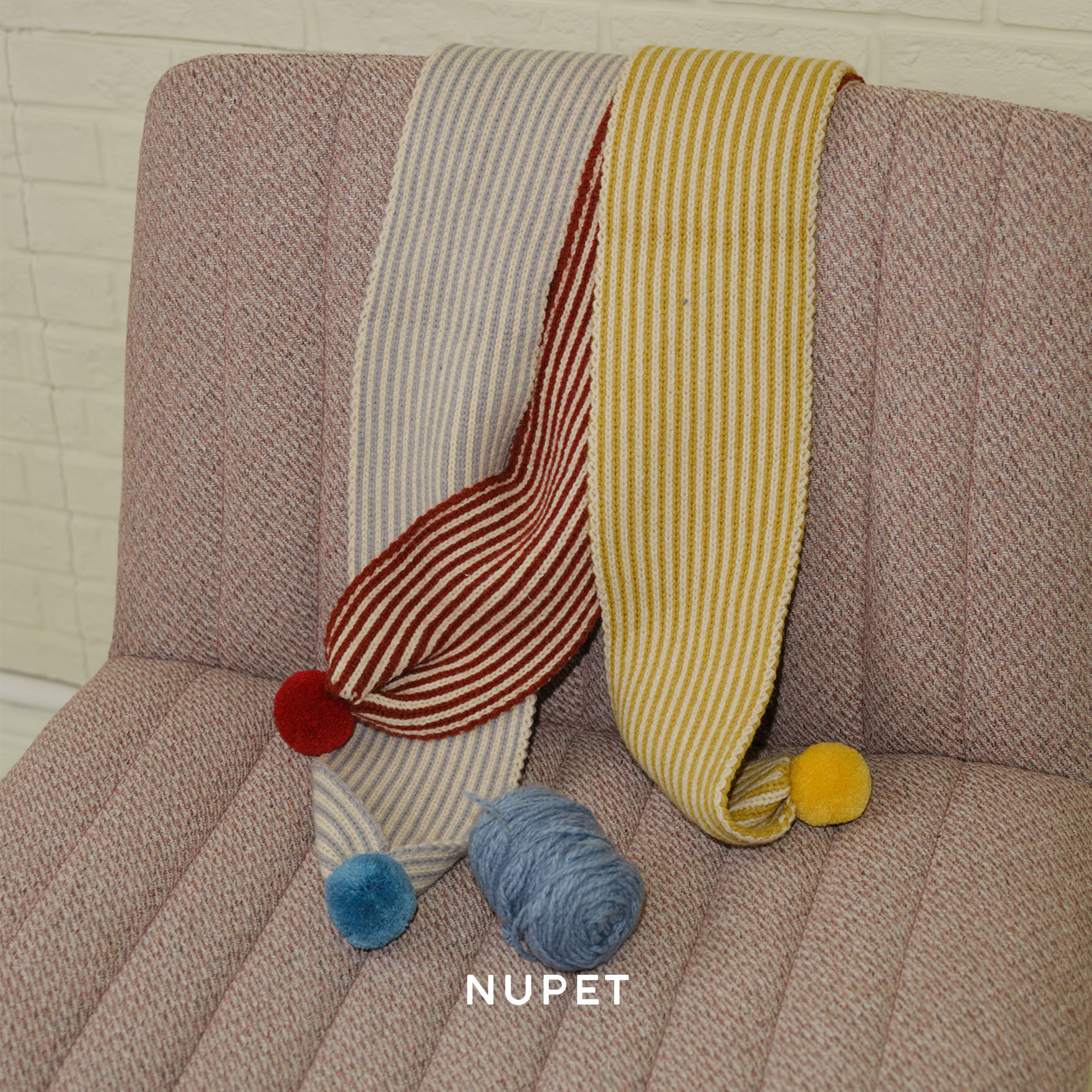 ポンポン付きストライプニットマフラー