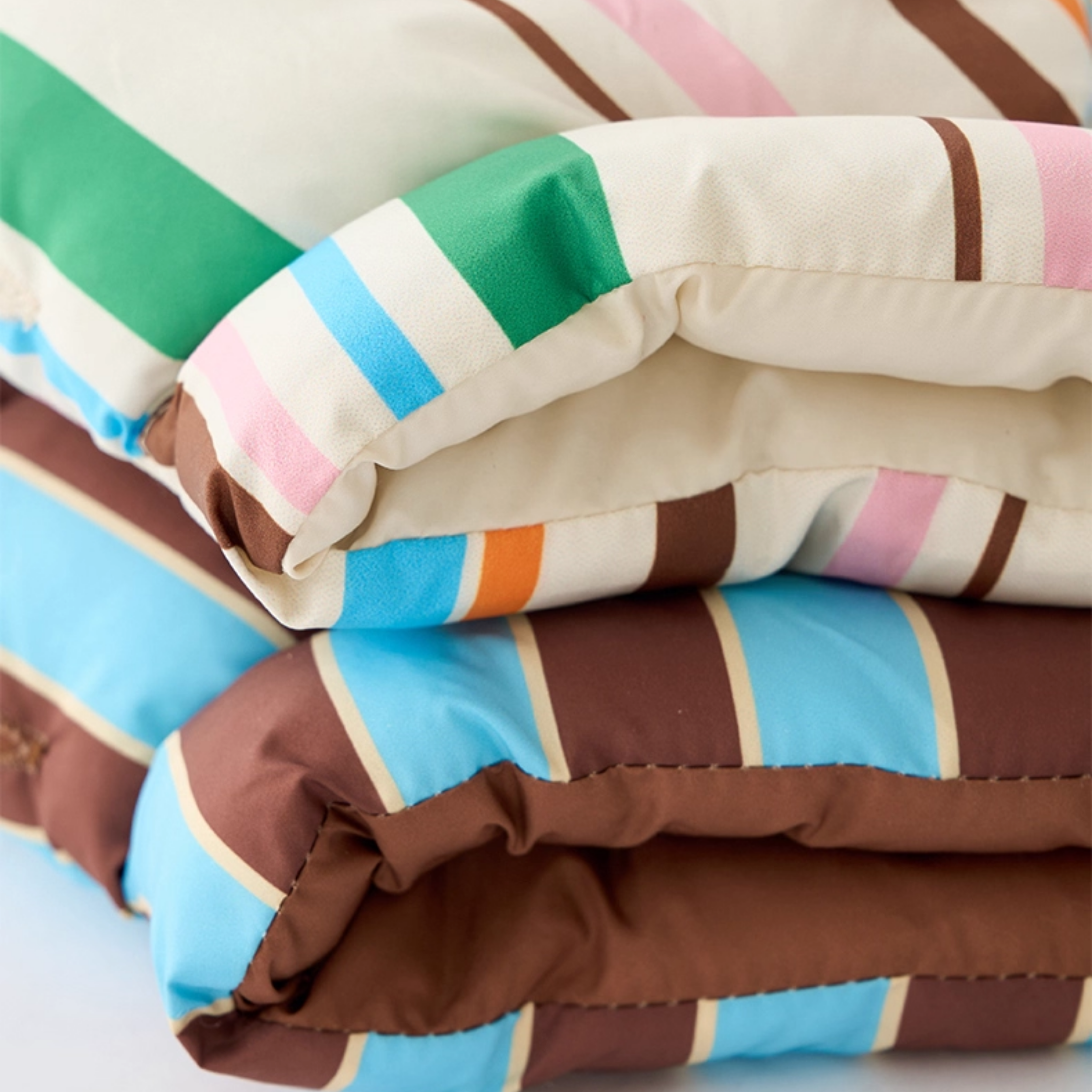 リバーシブルライトダウンジャケット